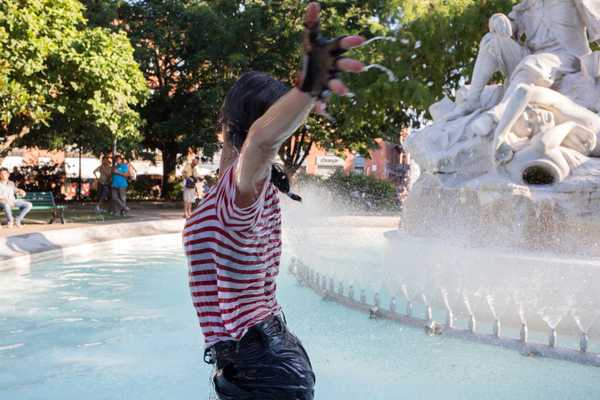 Les Oiseaux migrateurs, Clara Compain au bord de la fontaine, place Willson, Toulouse